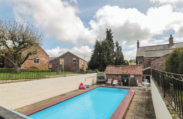BAILEY HOUSE, pet friendly, with pool in Pocklington