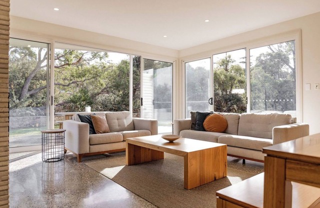 Baileys Beach House - A stunning modern house only stones throw from the beach