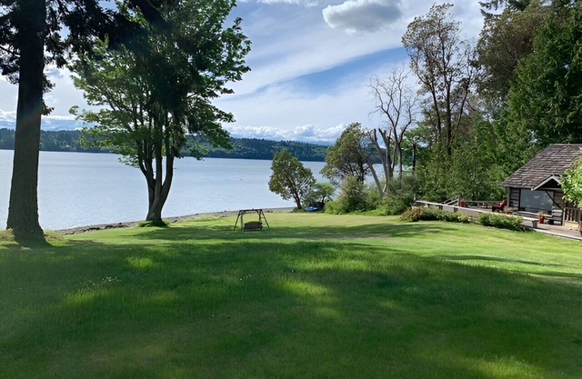 Bainbridge Island Water's Edge Log Cabin just feet from the beach! Pet Friendly