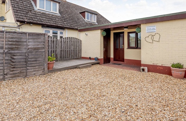 BAINSIDE HOLIDAY LODGE, pet friendly, with a garden in Woodhall Spa