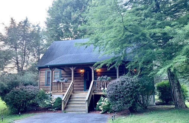 Baird's Creek Cabin Cozy Cabin, Close to Golf, Creekside