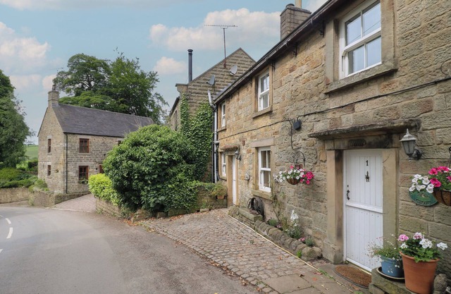 BAKEHOUSE CROFT, pet friendly, character holiday cottage in Longnor