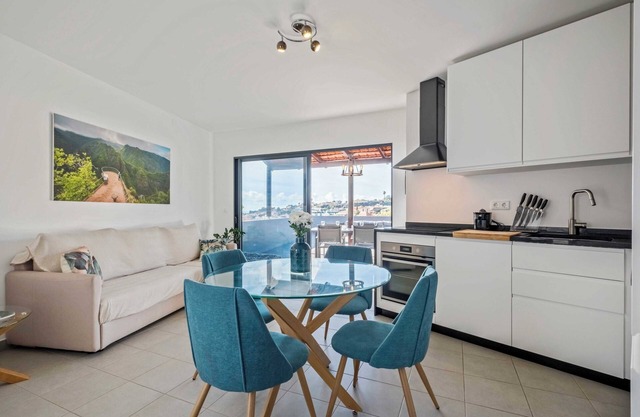Balcoes - Charming two-bedroom apartment with large terrace.