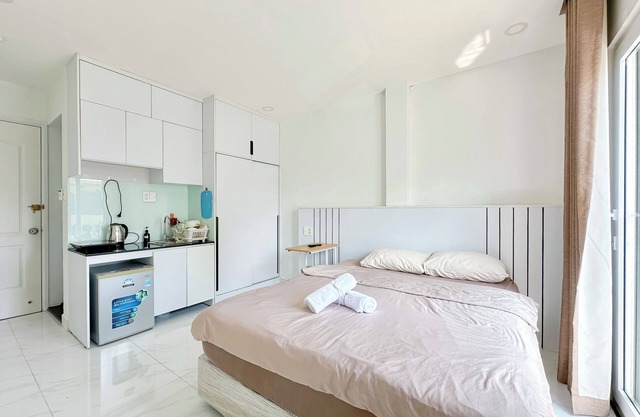 Balcony studio with bathtub in D7