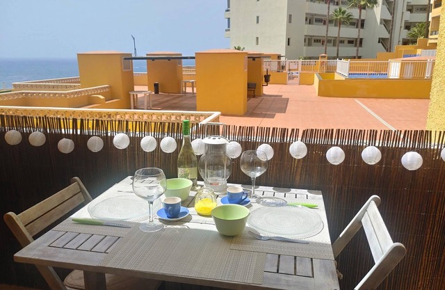 Balcony, sea view, WI-FI, and swimming pool, 100 mts. from the beach