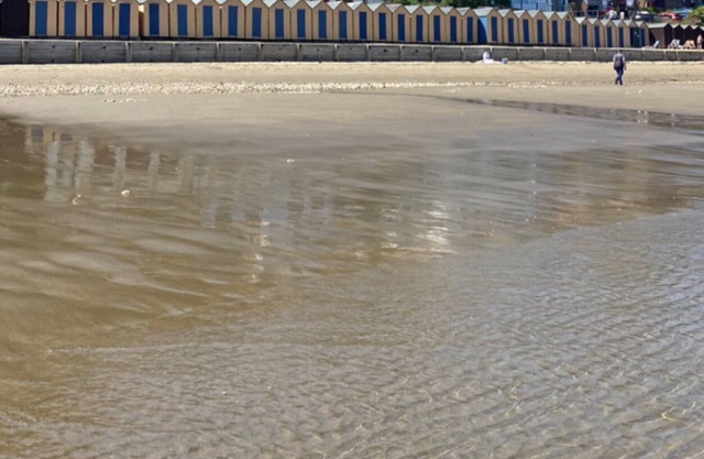 Balcony Seaview 2 bedroom luxury apartment. Coastal Retreat. 1 min walk to beach