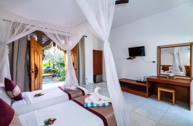 Balinese Style House with Public Swimming Pool, Close to Mushroom Beach (DLX)