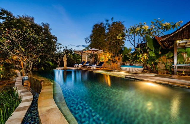 Balinese Style House with Public Swimming Pool, Close to Mushroom Beach (DLX)