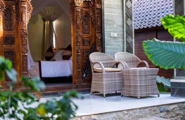Balinese Style House with Public Swimming Pool, Close to Mushroom Beach (DLX)