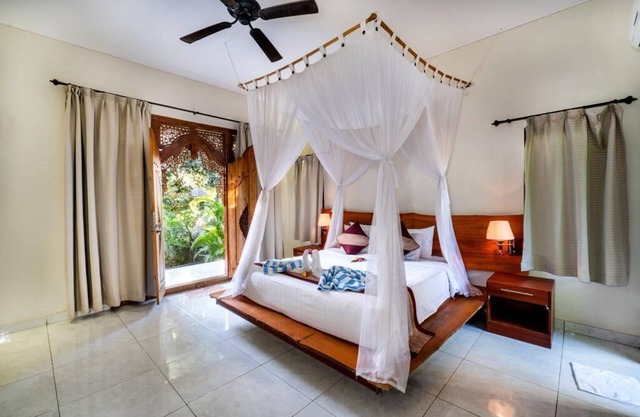 Balinese Style House with Public Swimming Pool, Close to Mushroom Beach (DLX)