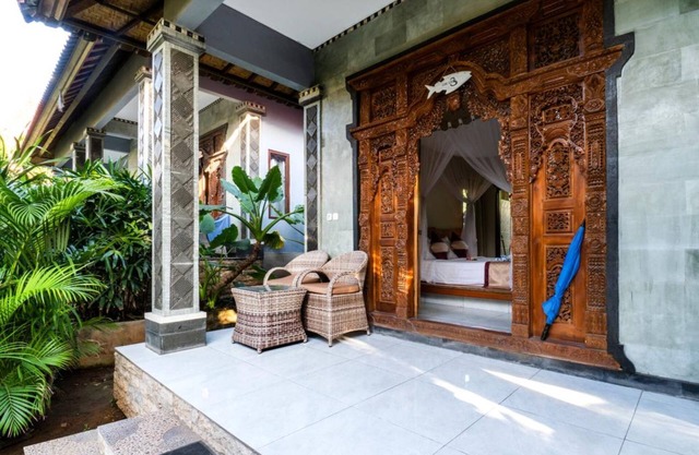 Balinese Style House with Public Swimming Pool, Close to Mushroom Beach (DLX)