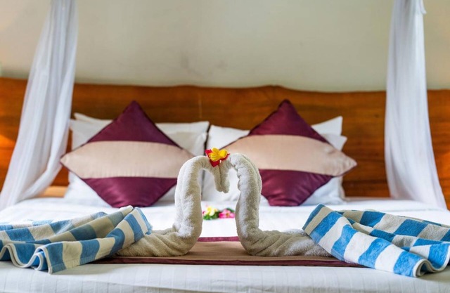 Balinese Style House with Public Swimming Pool, Close to Mushroom Beach (DLX)