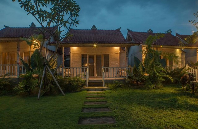 Balinese Style Teak Cottage in Lembongan, Features a Swimming Pool and Huge Lawn