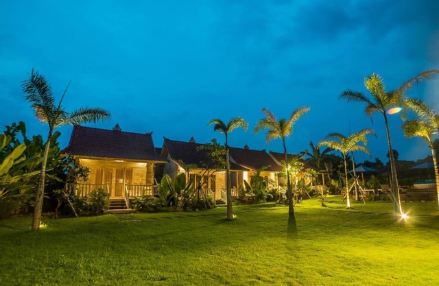 Balinese Style Teak Cottage in Lembongan, Features a Swimming Pool and Huge Lawn