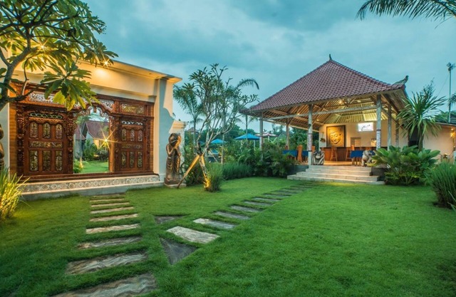 Balinese Style Teak Cottage in Lembongan, Features a Swimming Pool and Huge Lawn