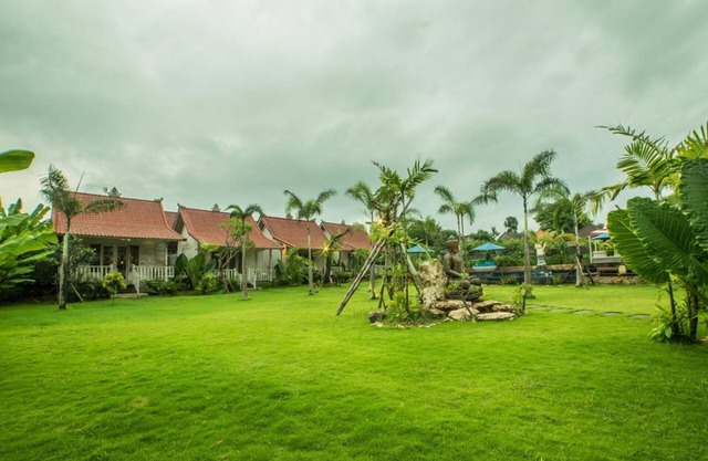 Balinese Style Teak Cottage in Lembongan, Features a Swimming Pool and Huge Lawn