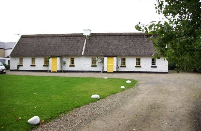 Ballyvaughan Cottage No 4 - a bungalow that sleeps 7 guests in 3 bedrooms
