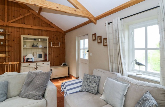 BALLYVOREEN, pet friendly, with open fire in Glandore, County Cork