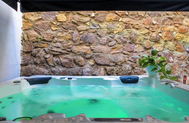 BANDERAS & SPA NORA HIDROMASSAGE+JACUZZI (CAMINITO DEL REY/MASSAGE ON REQUEST)