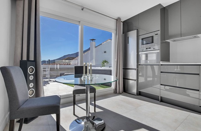 BANDERAS & SPA STUDIO HYDROMASSAGE+JACUZZI (CAMINITO DEL REY/OPTIONAL MASSAGE)
