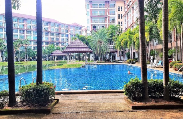 Bang Saray - lake & pool views