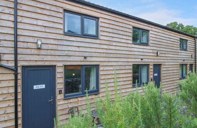 BANGOR, pet friendly, character holiday cottage in Ellesmere