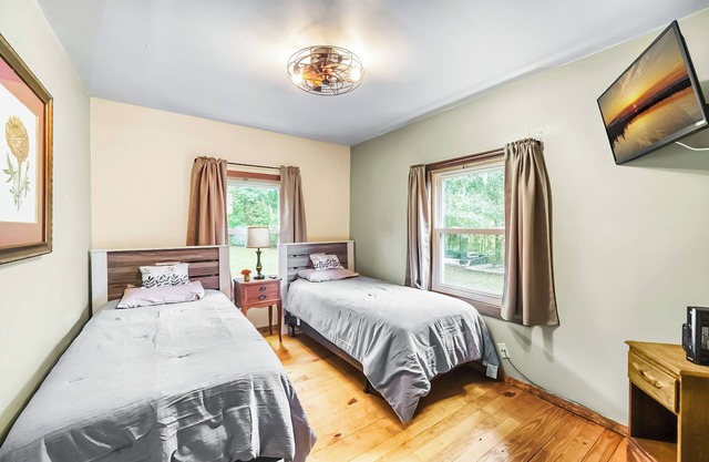 ~Banjo Bungalow Sleeps 8 Country Hideaway~