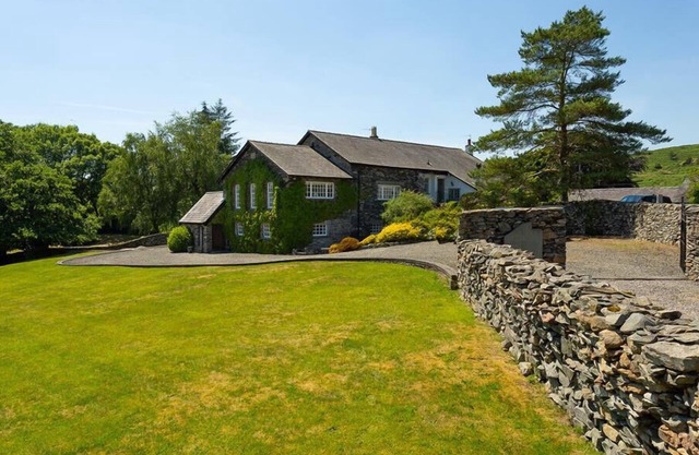 BANK BARN AT RUSLAND, pet friendly, with open fire in Grizedale
