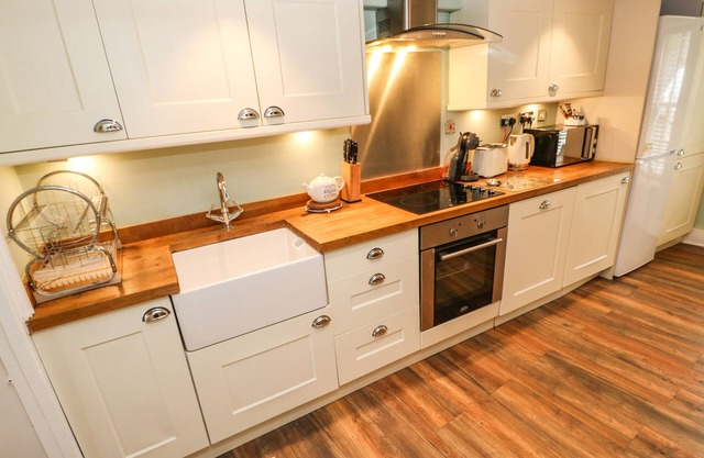 BANK COTTAGE, pet friendly, with open fire in Alston