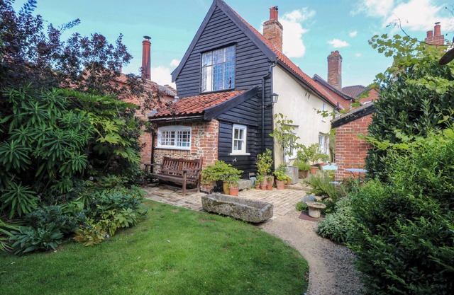 BANK HOUSE, pet friendly, character holiday cottage in Hingham