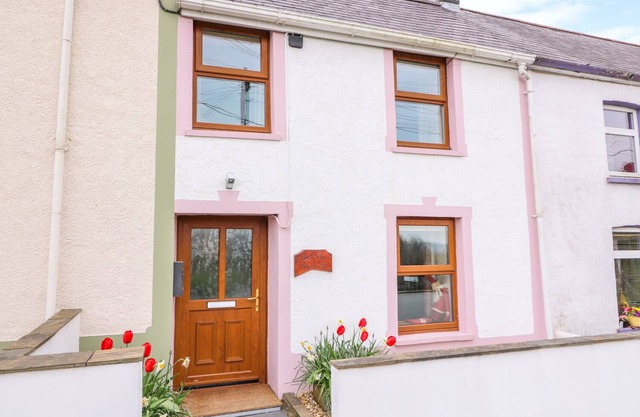 BANK HOUSE, pet friendly, with open fire in Newcastle Emlyn