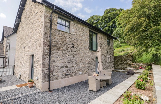 BANK HURST COACH HOUSE, pet friendly, with open fire in Ulverston
