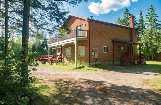 Bankside - Affordable Riverfront Cottage w/Swimming, Pool Table, Air Hockey, AC