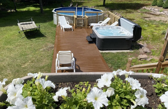 Bar house, Sauna, Game room Hot Tube 3,5bath Central AC, WiFi, lakes, pools, ski