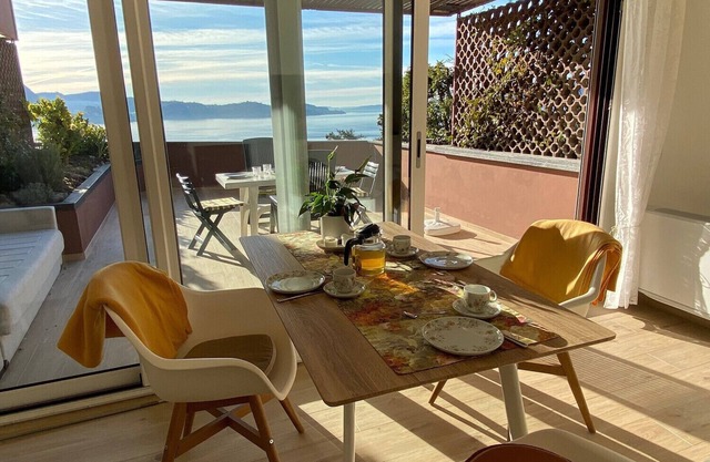 Barbara apartment with lake view in Ghiffa