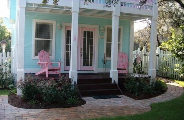 'Barbie's Beach House'.Perfect Cottage Steps from Beach heated pool