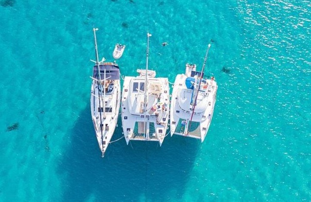 Barco para dormir sobre el Mar
