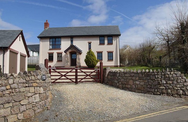 Barcud Lodge - Four Bedroom House, Sleeps 8