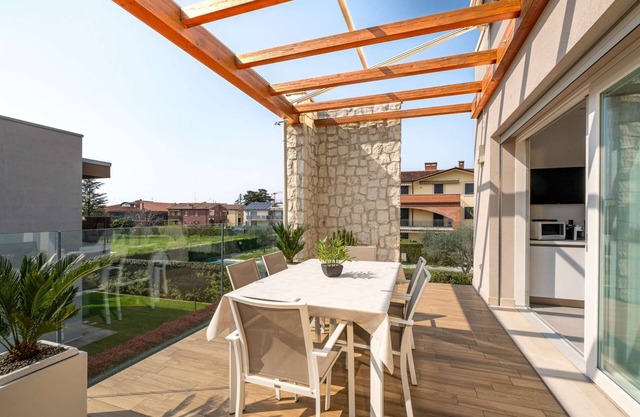 🌟Bardolino Sunbeam Terrace🌟| Apartment w/pool, garage, 8' from town center