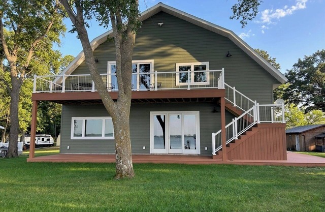 Bare Feet Retreat nNew, 2nd Floor 3-BR, 2 bath lakefront house on Lake Shetek