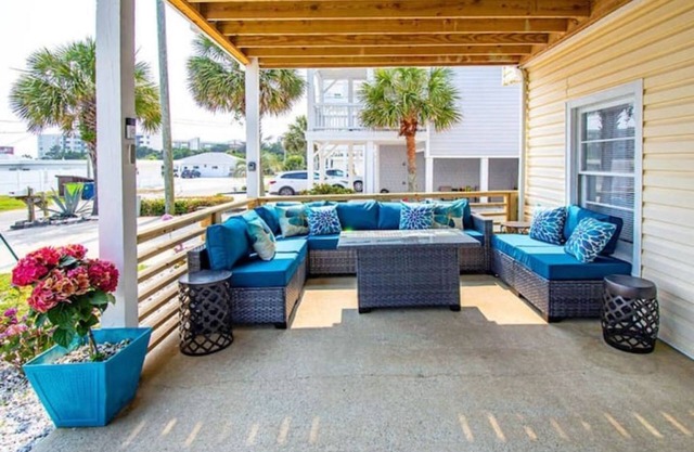 Barefoot Beach South: Fantastic location, steps from sand with views of the bay!