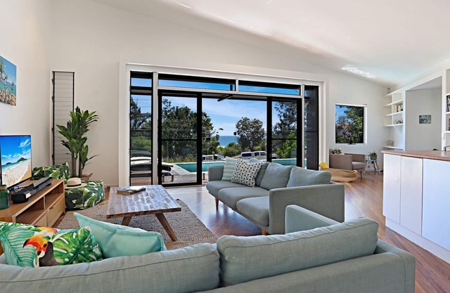 Barefoot Bungalow - Castaways Beach