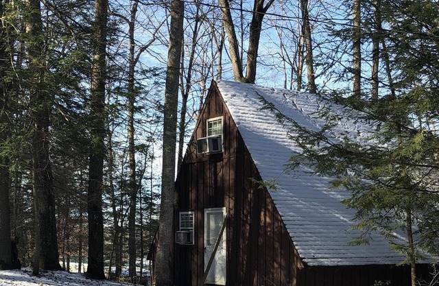 Barefoot Retreat at the Lake - Pet Friendly with Hot Tub