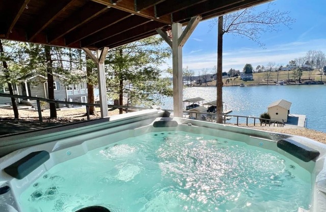 Barefoot Retreat, Private Lakefront w/Boat, Jetskis, Spa & Fire Pit!