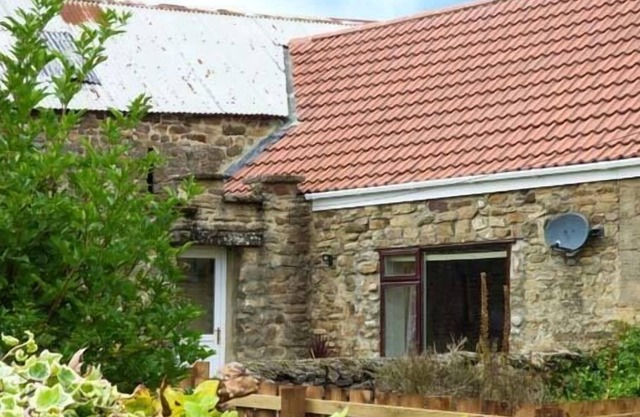 BARFORTH HALL COTTAGE, pet friendly, with hot tub in Gainford