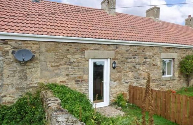 BARFORTH HALL PARLOUR, pet friendly, with a garden in Gainford