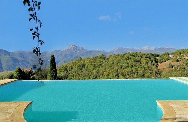 Barga -cottage & barn 6 hctres of land, private pool, WIFI , stunning views!