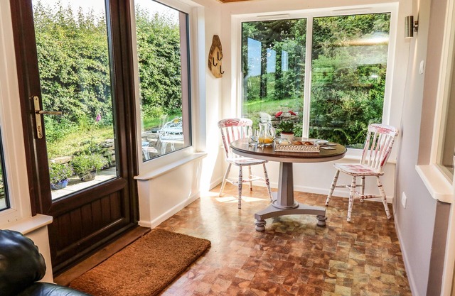 BARLEY COTTAGE, romantic, with open fire in New Quay