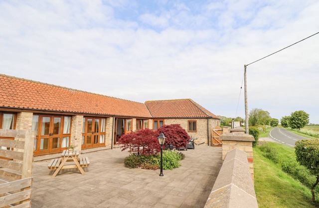 BARN COTTAGE, pet friendly, character holiday cottage in Alford