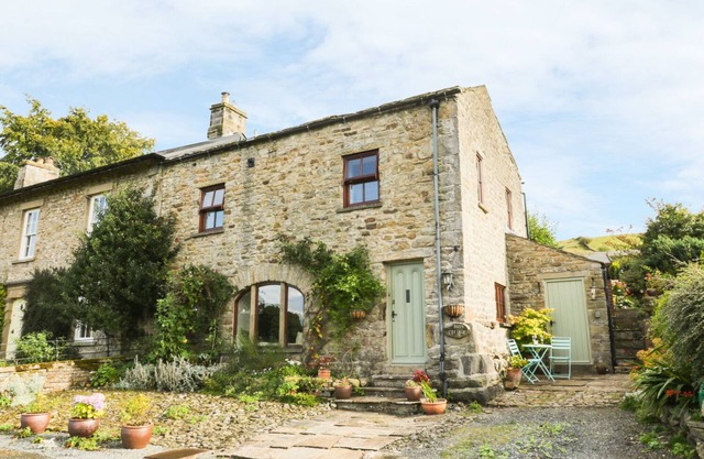 BARN COTTAGE, with open fire in Newbiggin